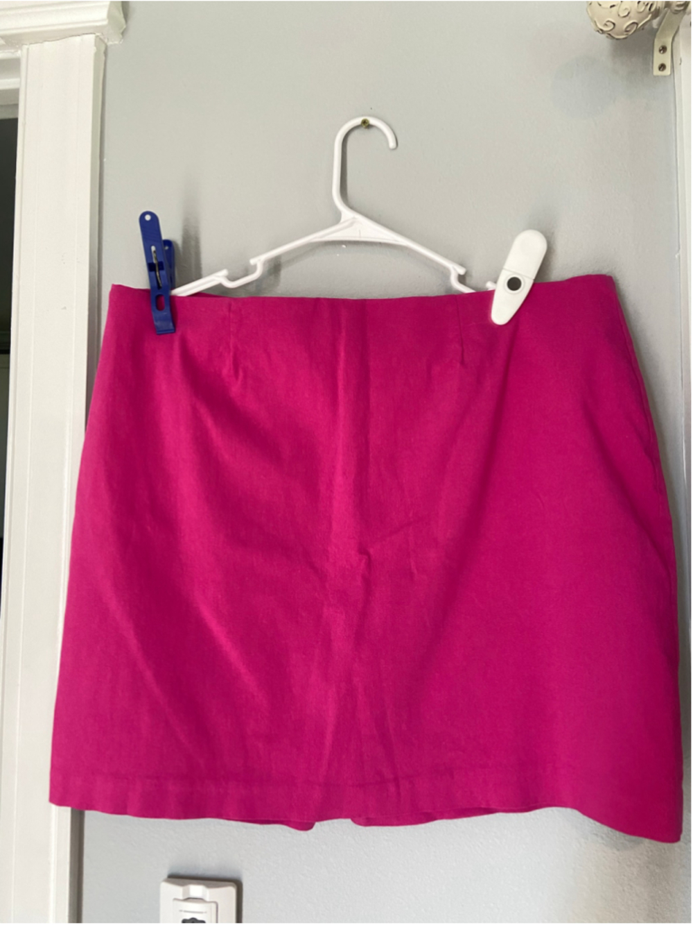 Adorable magenta skirt/skorts with decorative gold button, size XL